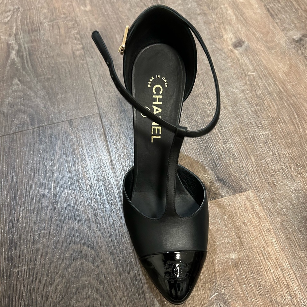 Chanel interlocking CC Logo T-strap pumps. Size 39.5 - Picture 8 of 9